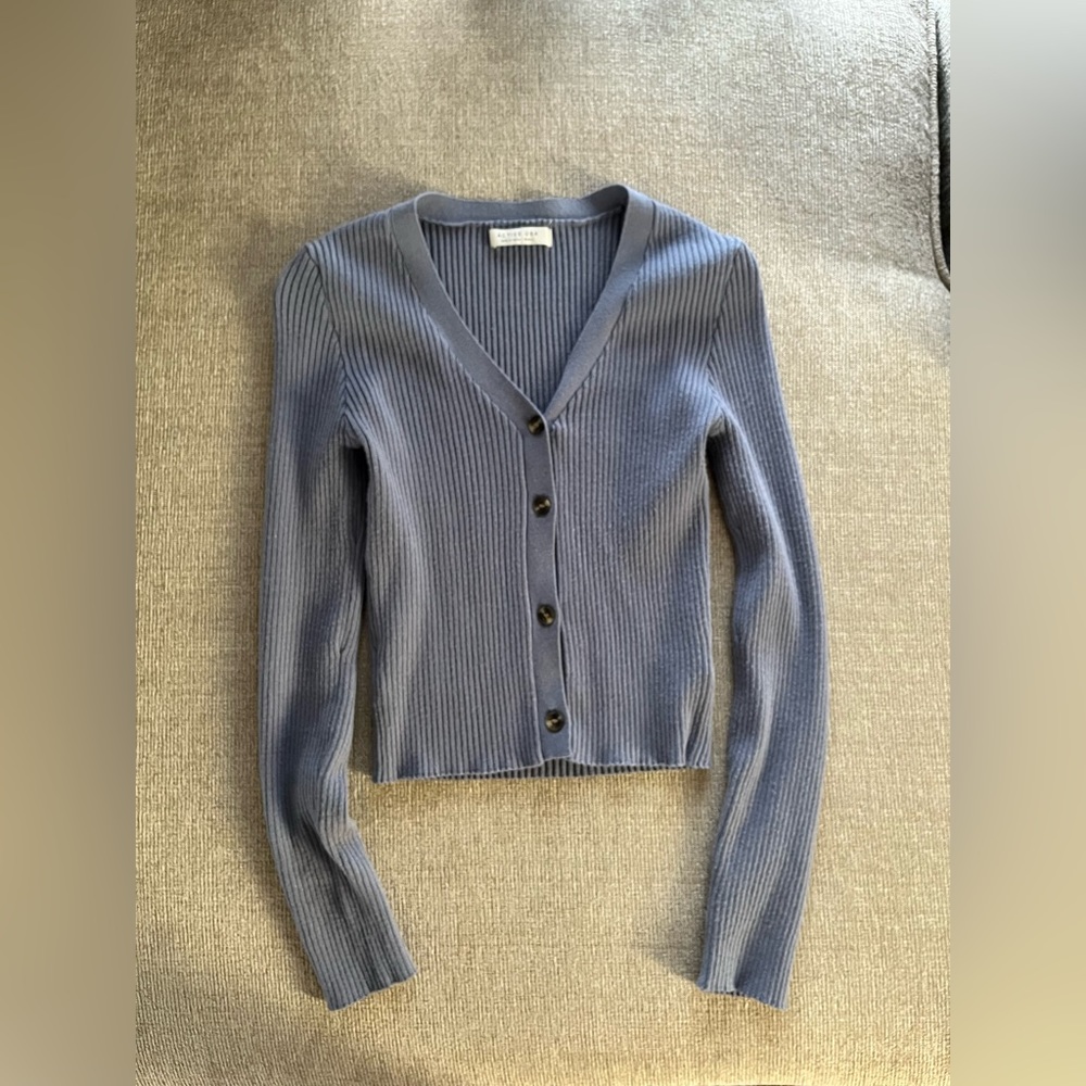 Cute fitted button up top